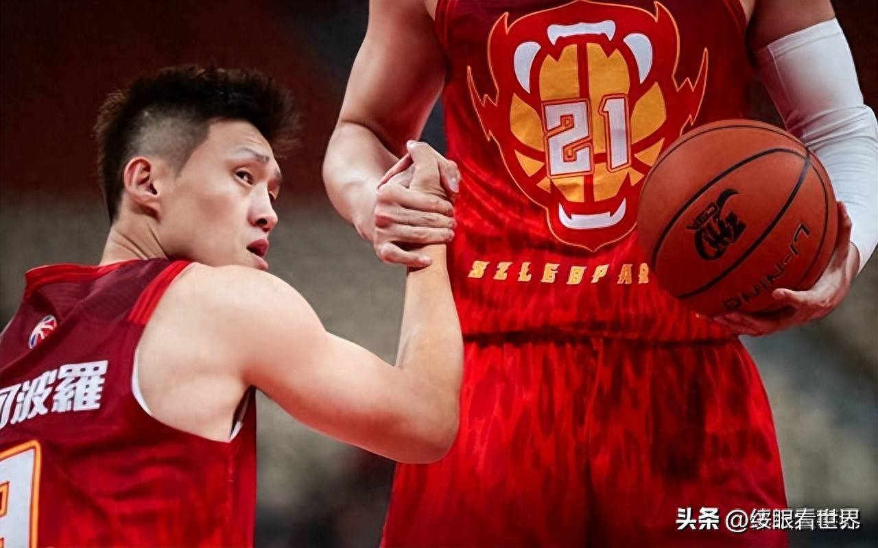 球员间默契配合，球场胜利来得更容易