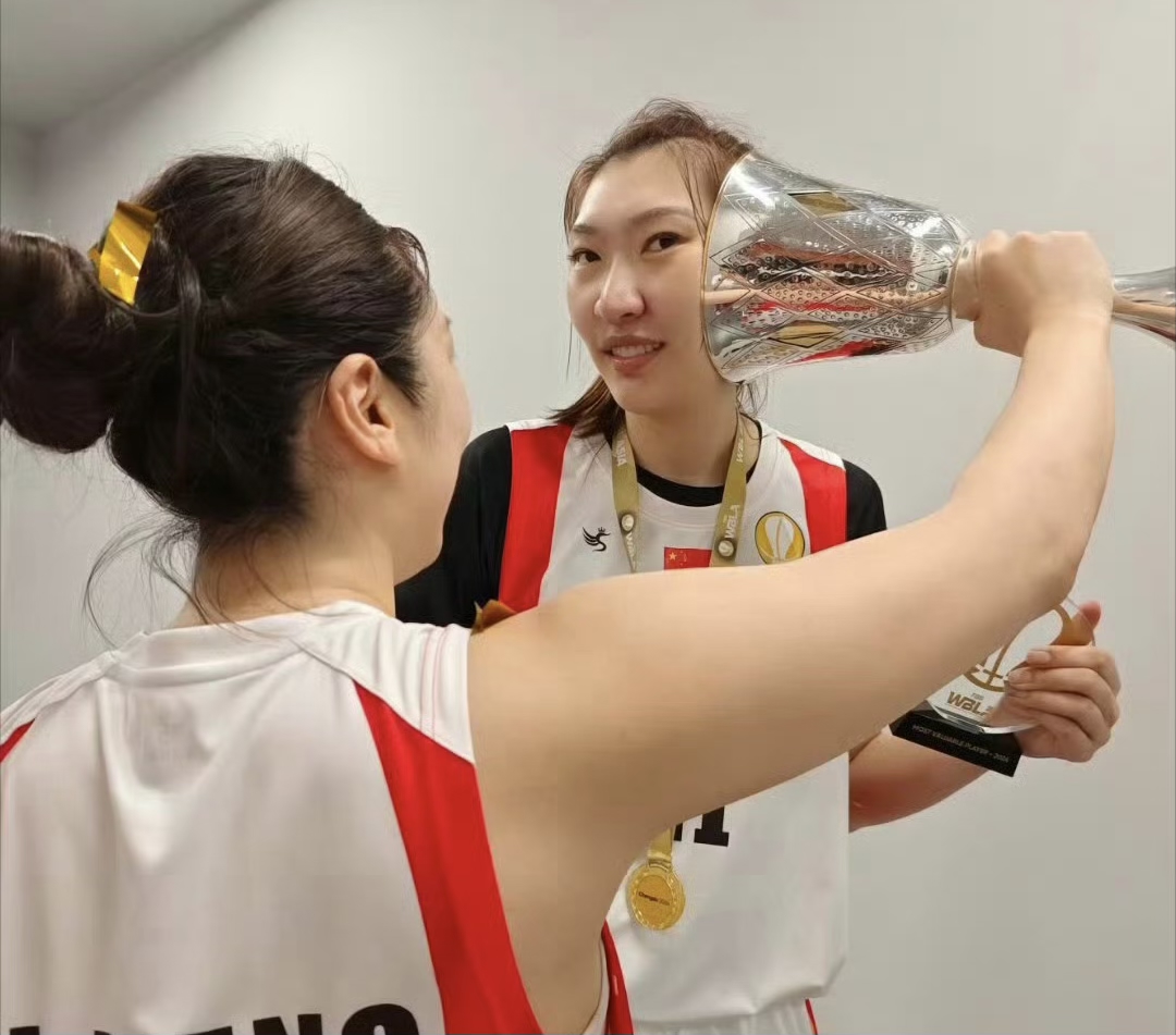 河南女篮实现逆转，成功夺得胜利奖杯