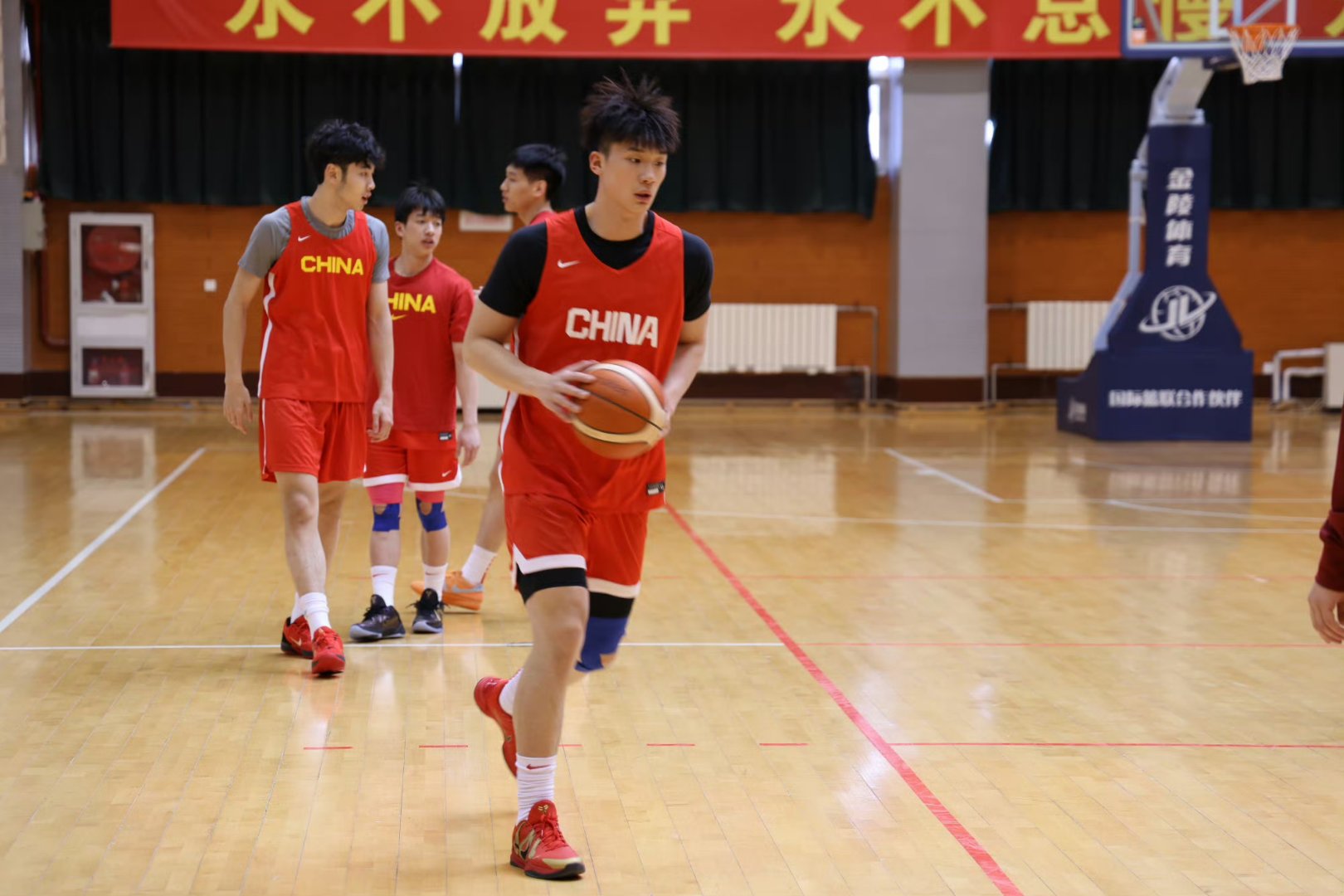 北京男篮备战湖北队，全员全力冲刺备战