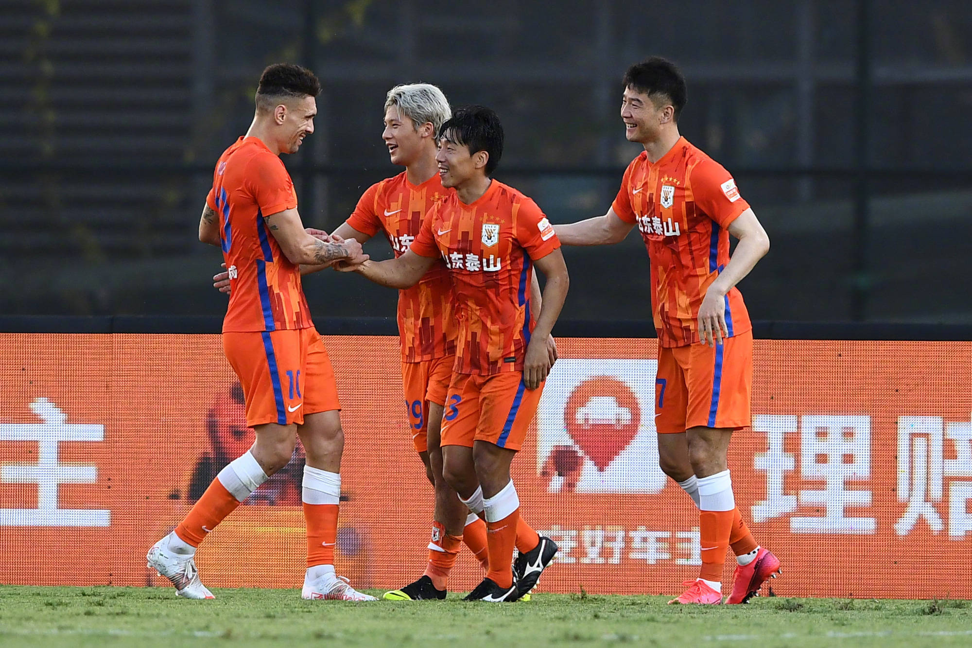 鲁能主场胜华夏幸福，保持中游稳定表现